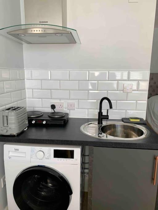 Seaside Snug, By The Beach, In Central Worthing With Parking 외부 사진