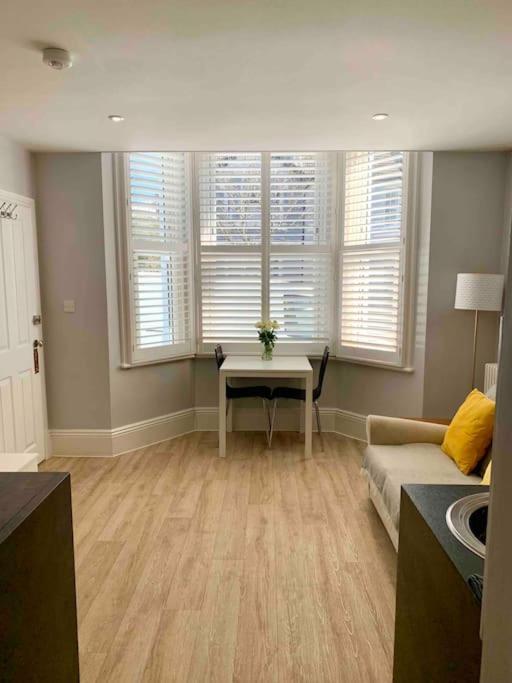 Seaside Snug, By The Beach, In Central Worthing With Parking 외부 사진
