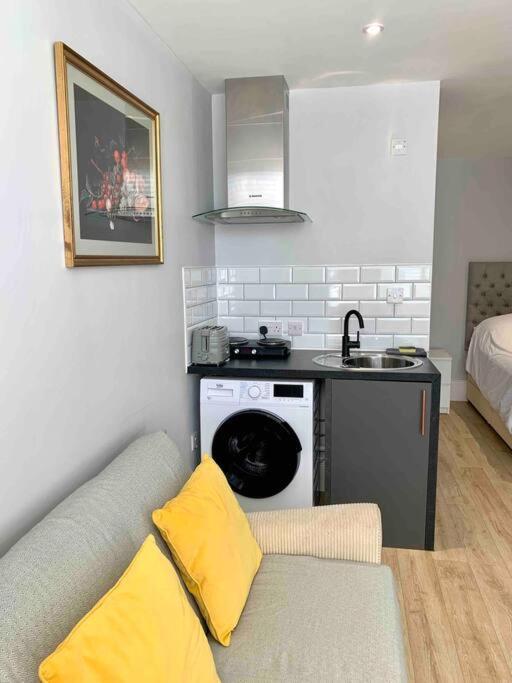 Seaside Snug, By The Beach, In Central Worthing With Parking 외부 사진