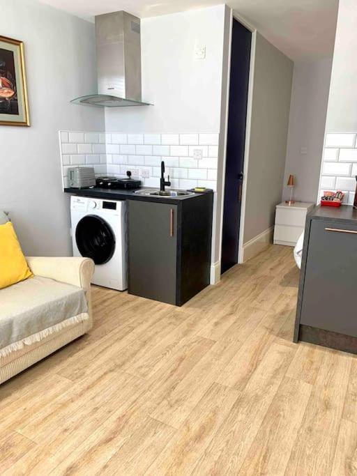 Seaside Snug, By The Beach, In Central Worthing With Parking 외부 사진