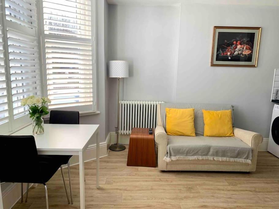 Seaside Snug, By The Beach, In Central Worthing With Parking 외부 사진